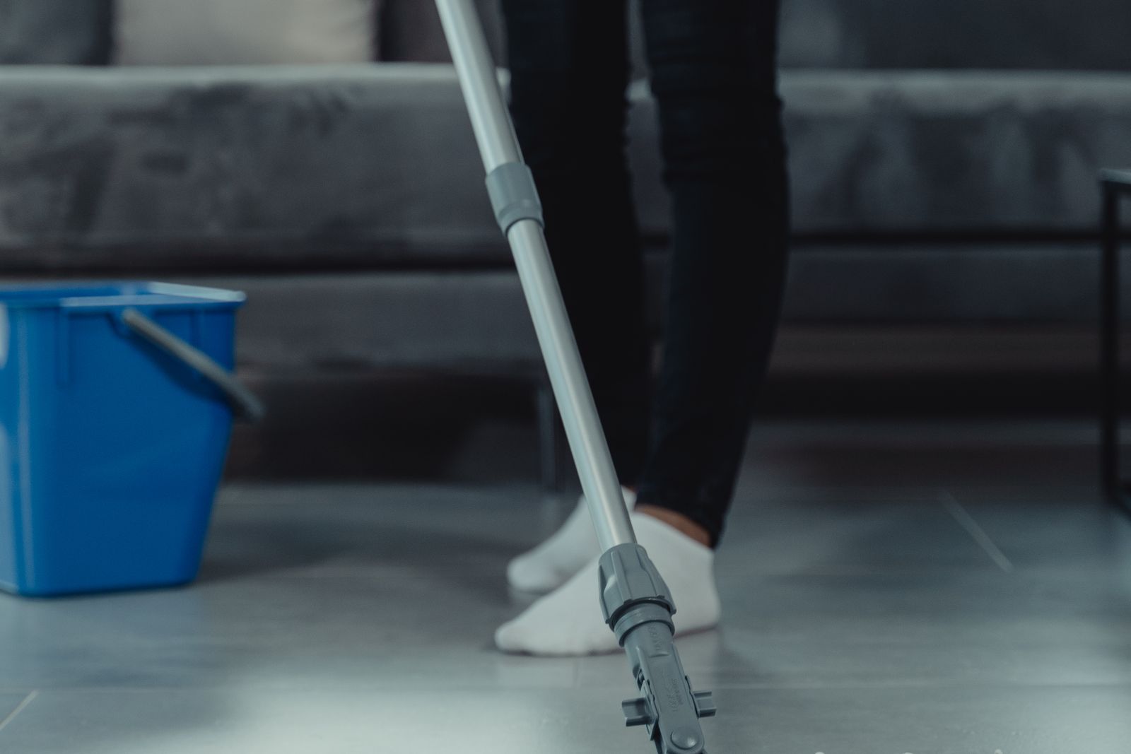 Lavaggio di un pavimento con attrezzatura professionale